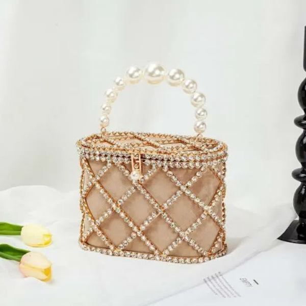 Clutch kecil dengan kristal dan hiasan mutiara